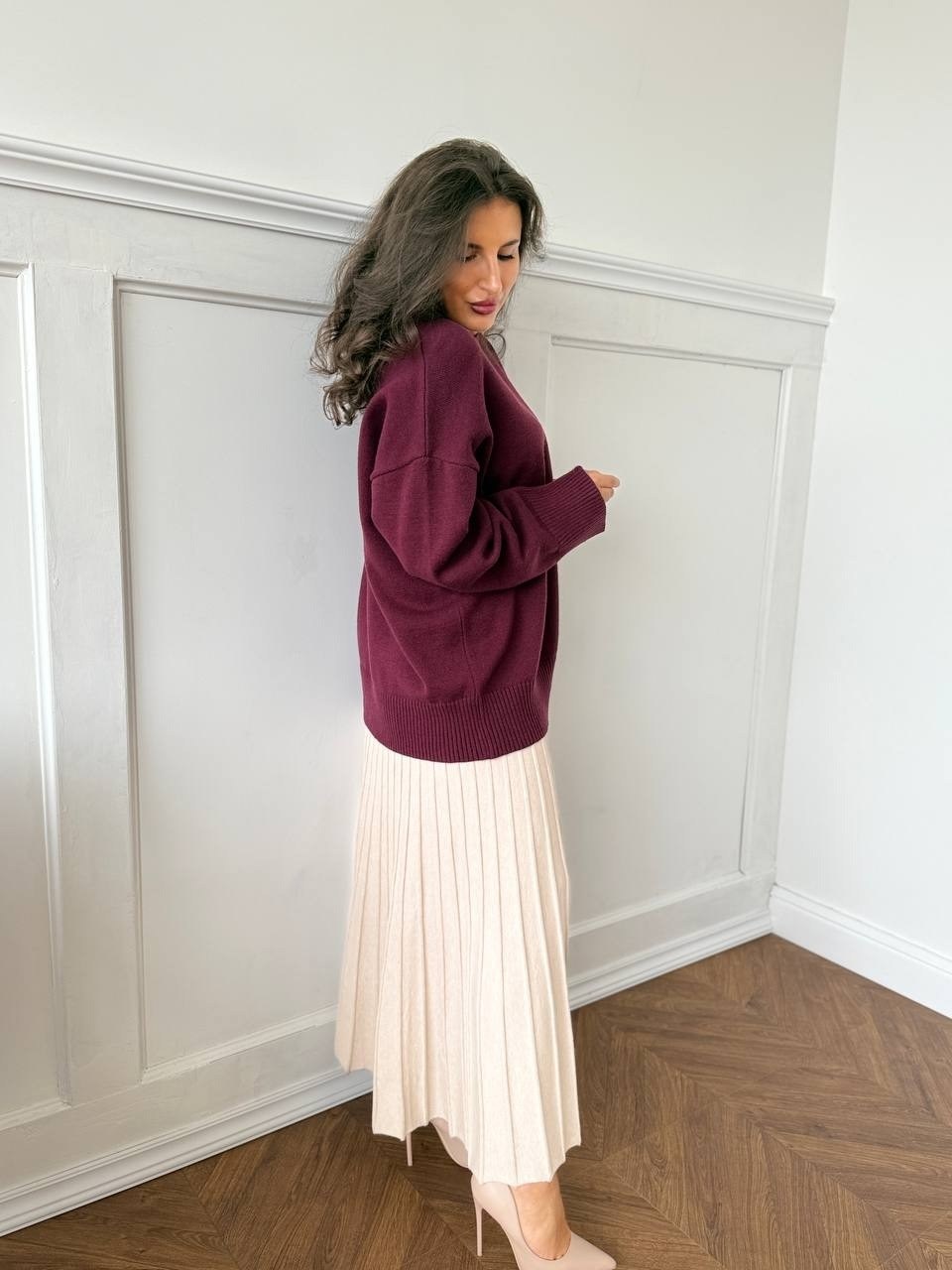 свитер оверсайз,джемпер,джемпер бежевый,юбка плиссе,трикотажные плиссированные юбки