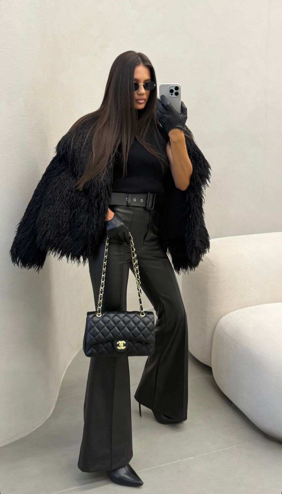 брюки кожаные клеш,черные брюки клеш,брюки клеш из экокожи,брюки экокожа клёш,модные кожаные брюки 2025 женские