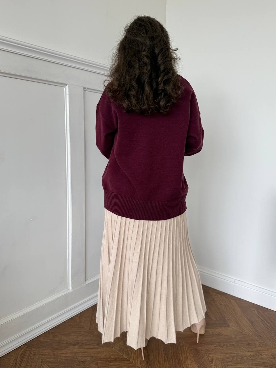 свитер оверсайз,джемпер,джемпер бежевый,юбка плиссе,трикотажные плиссированные юбки