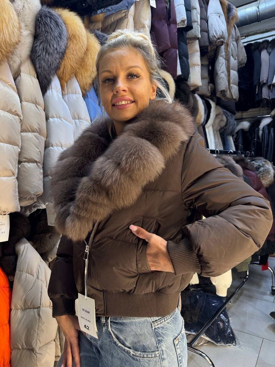 пуховик с натуральным мехом,женский пуховик,куртка на утином пуху с воротником из лисьего меха,пуховик короткий,пуховик с мехом