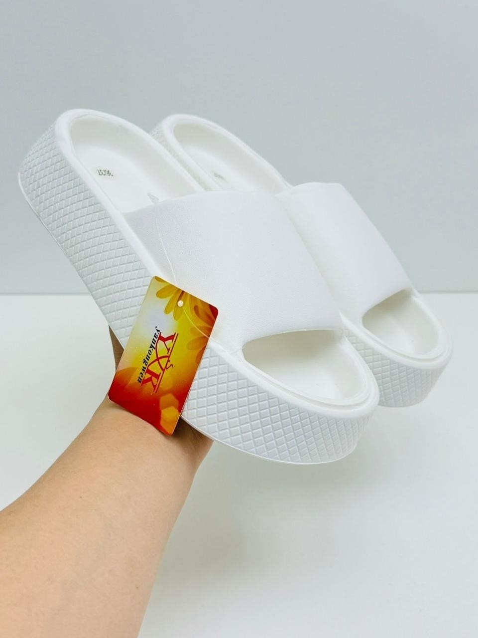 женские шлепанцы,шлепки женские,тапочки белые,белые шлепанцы,сланцы женские