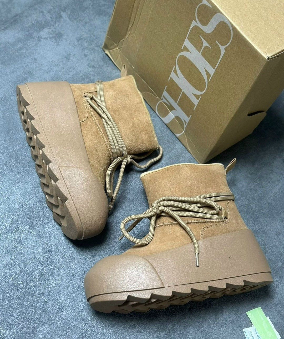 ,замшевые зимние ботинки inuikii classic на низкой платформе бежевый,зимние ботинки inuikii classic low platform коричневый,замшевые полусапоги classic inuikii цвет бежевый,угги зимние на платфор