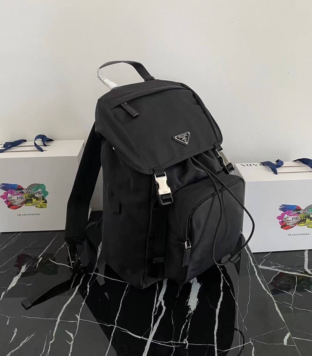рюкзак с логотипом re-nylon prada черный,рюкзак prada нейлон,рюкзак прада нейлон,рюкзак prada,мужские рюкзаки