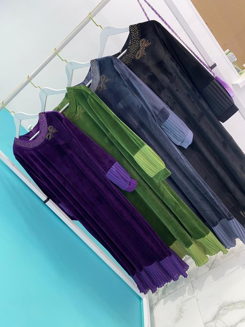 бархат ва велюр матосидан тикилган либослар,велюр матосидан дахшат чиройли либослар фасонлари,велюр ва помбархдан 2025 йилги энг янги фасондаги либослар,уранган аёлларимиз учун велюр ва мрамр вилюрдан