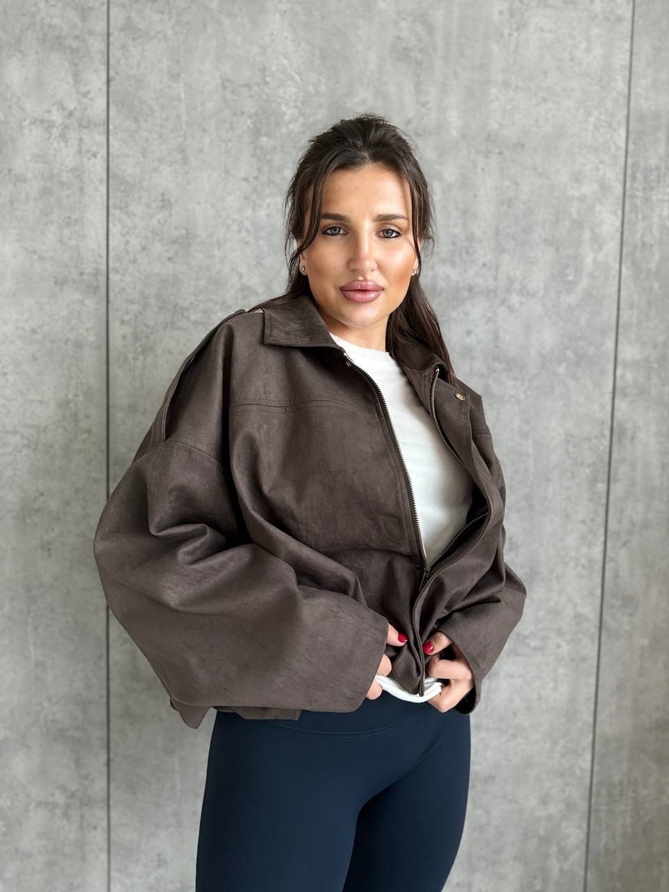 бомбер укороченный оверсайз замшевая куртка рабочего тренд saint shine,женская куртка бомбер из эко замши коричневого цвета,куртка бомбер демисезонная оверсайз замшевый niu,куртка замшевая бомбер овер