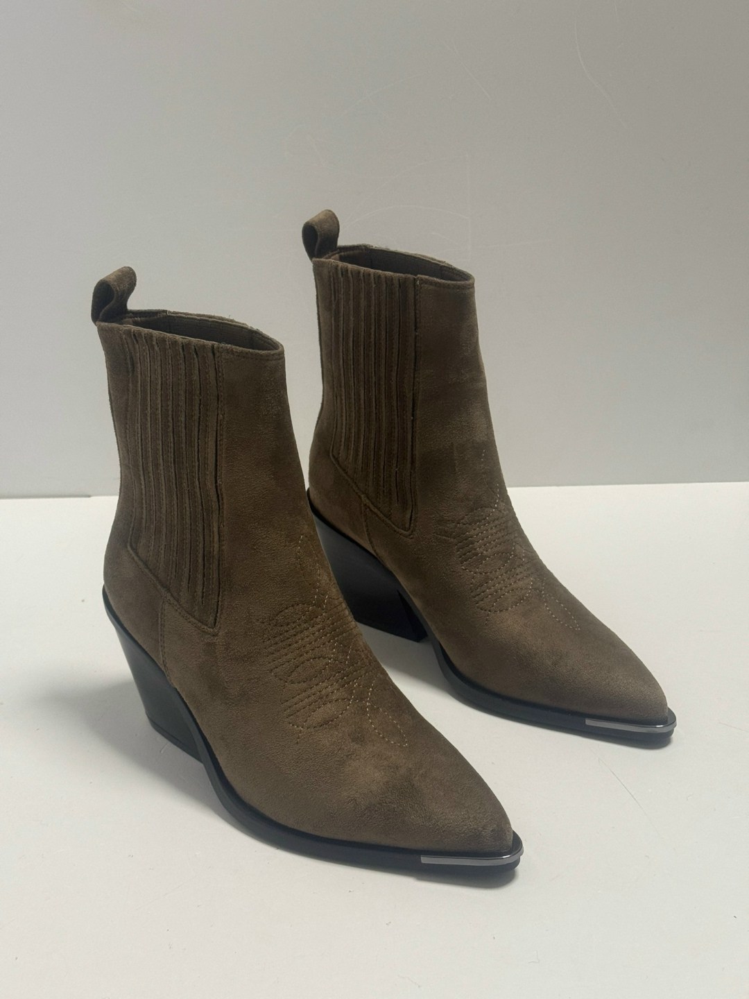 ковбойские замшевые ботильоны dewina isabel marant бежевый,,ботильоны женские,ботильоны замшевые,замшевые ботинки казаки uterque