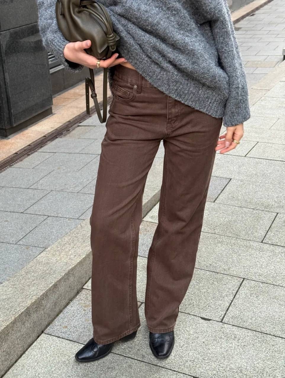 брюки джинсы,модные стили,образ с коричневыми джинсами