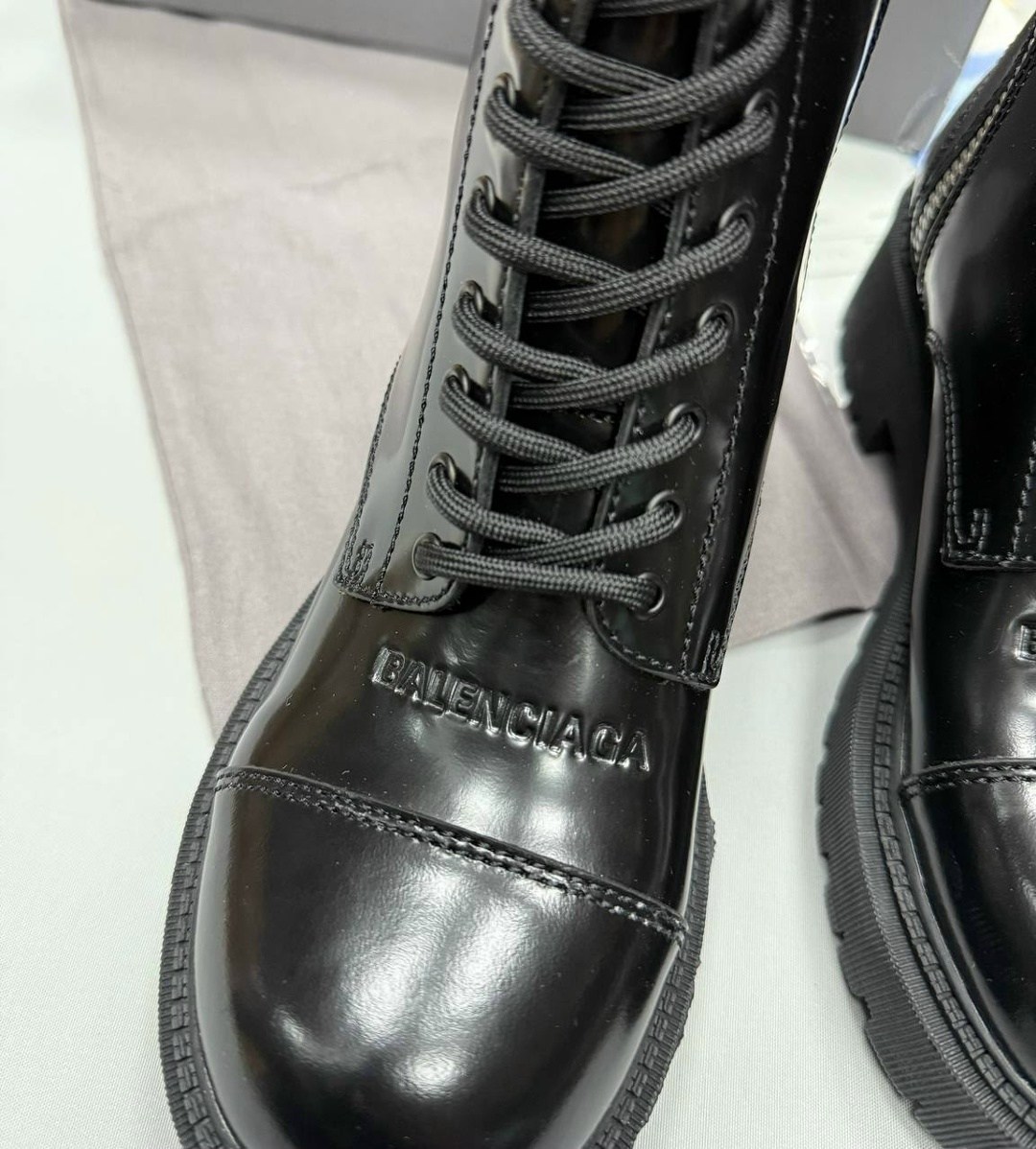 женские кожаные высокие ботинки balenciaga tractor черного цвета,ботинки balenciaga,ботинки balenciaga арт. 500572,ботинки balenciaga strike черные,ботинки balenciaga лакированные черные