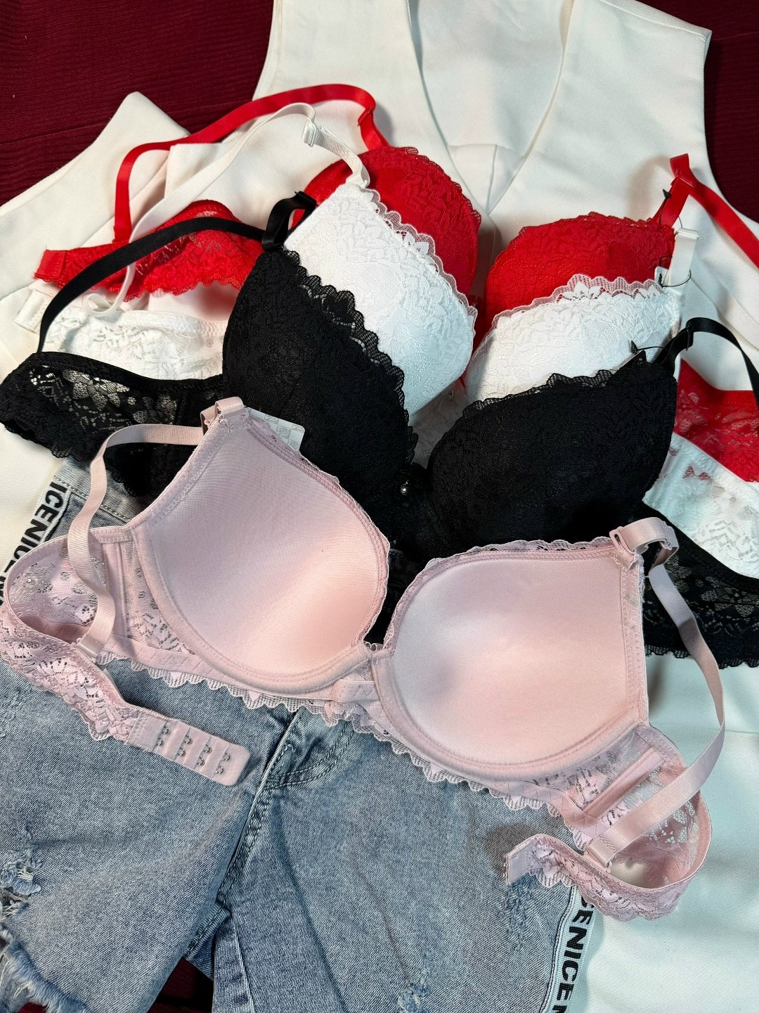 бюстгальтер,бюстгальтер кружевное,комплект бюстгальтер,белый бюстгальтер,белый лифчик с кружевами