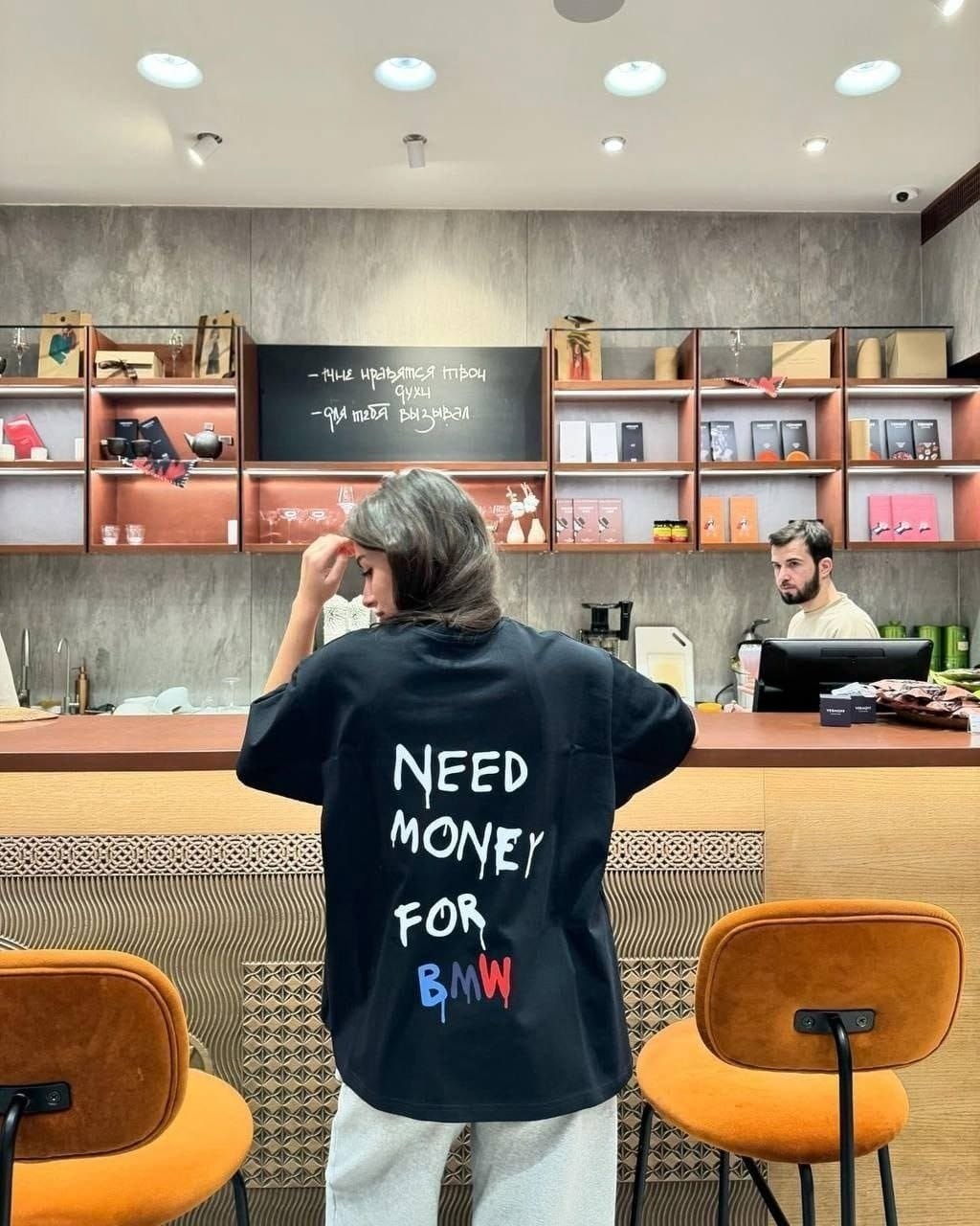 футболка оверсайз с принтом сзади и спереди need money for bmw,оверсайз с принтом футболка,футболка оверсайз с принтами,футболка need money for bmw,футболка женская оверсайз с принтом
