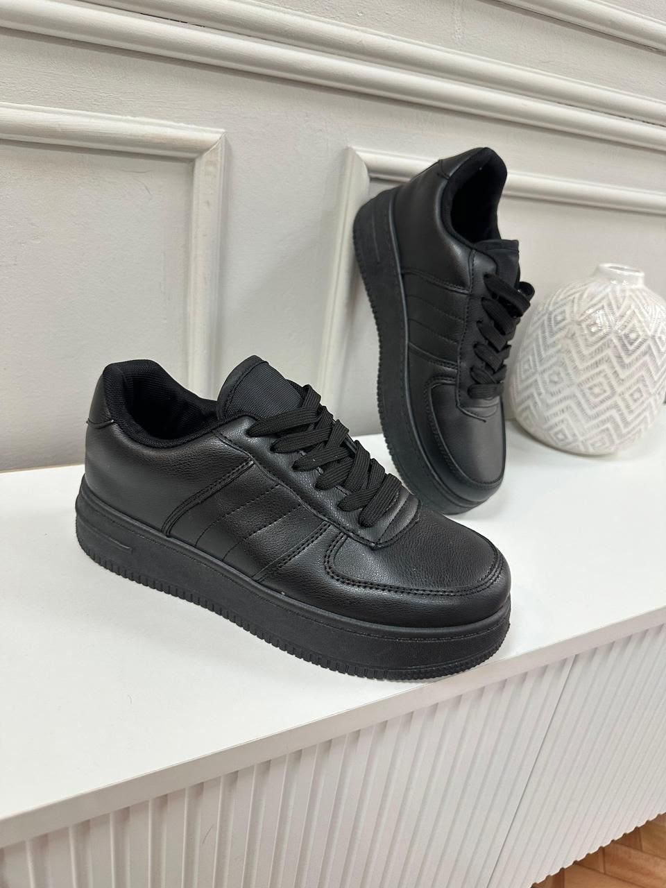 ,кроссовки эко кожа,кроссовки кожа,женские кроссовки,черные кроссовки