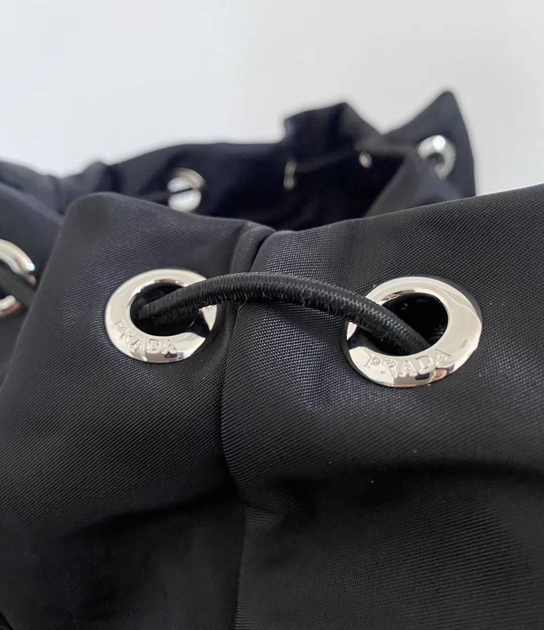 рюкзак с логотипом re-nylon prada черный,рюкзак prada нейлон,рюкзак прада нейлон,рюкзак prada,мужские рюкзаки