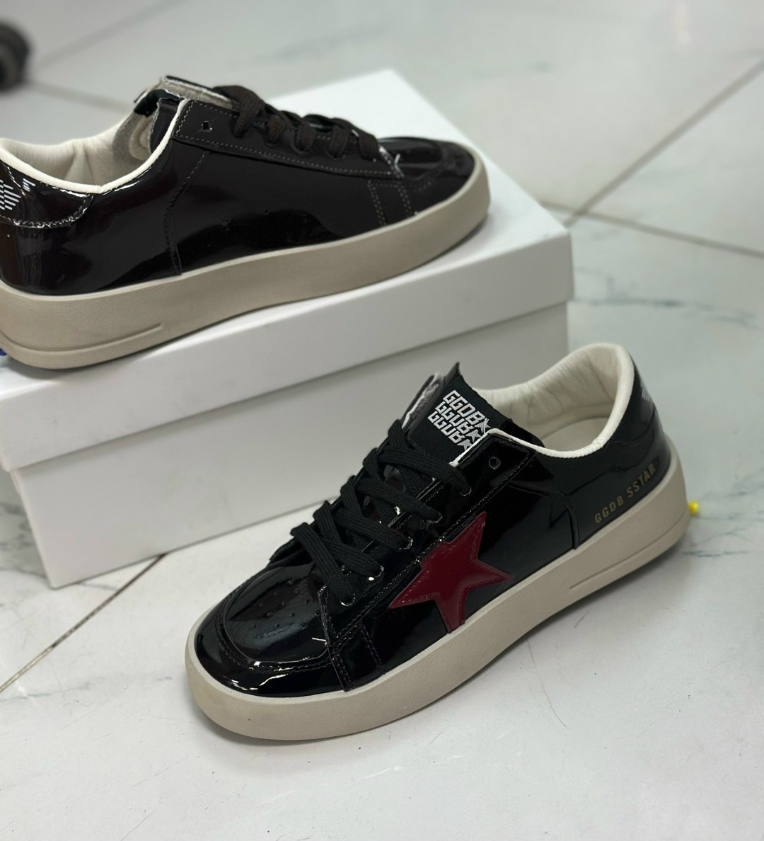 ,лаковые кроссовки golden goose,голден гус кроссовки,кеды golden goose,кроссовки golden goose с пайетками на платформе