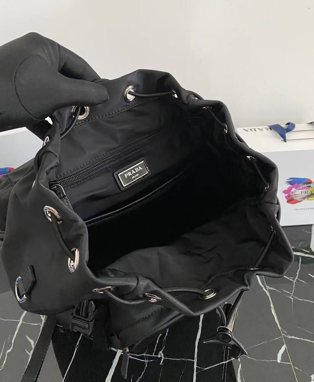 рюкзак с логотипом re-nylon prada черный,рюкзак prada нейлон,рюкзак прада нейлон,рюкзак prada,мужские рюкзаки