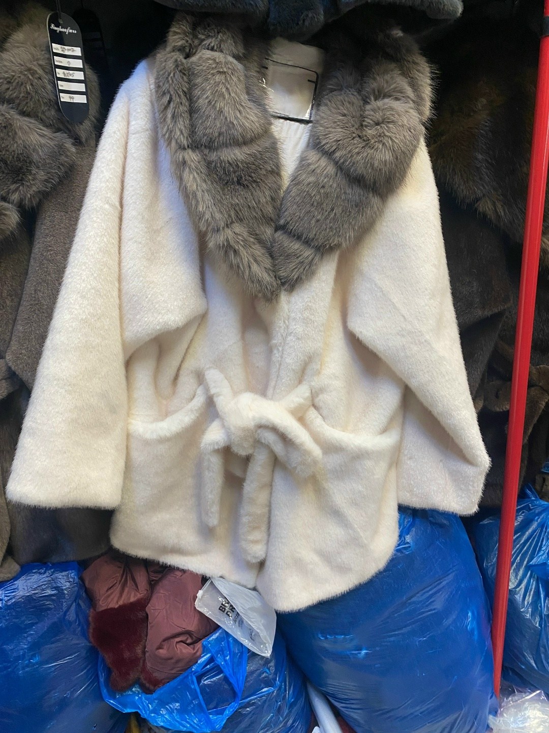 белая норковая шуба с воротником из куницы,белая короткая норковая шуба,белая норковая шуба с капюшоном,стильная норковая шуба с воротником из куницы,женская шуба