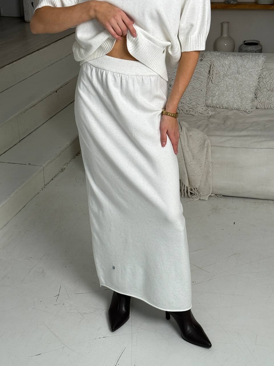 белый вязаный костюм с юбкой,костюм двойка трикотажный вязаный с юбкой m.e.shop цвет белый,женский костюм с юбкой,трикотажный костюм,костюм трикотажный с юбкой