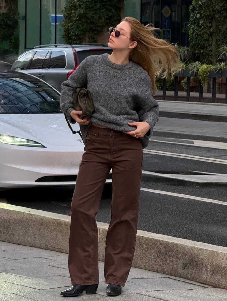 брюки джинсы,модные стили,образ с коричневыми джинсами