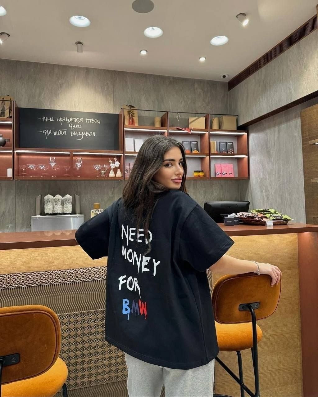 футболка оверсайз с принтом сзади и спереди need money for bmw,оверсайз с принтом футболка,футболка оверсайз с принтами,футболка need money for bmw,футболка женская оверсайз с принтом