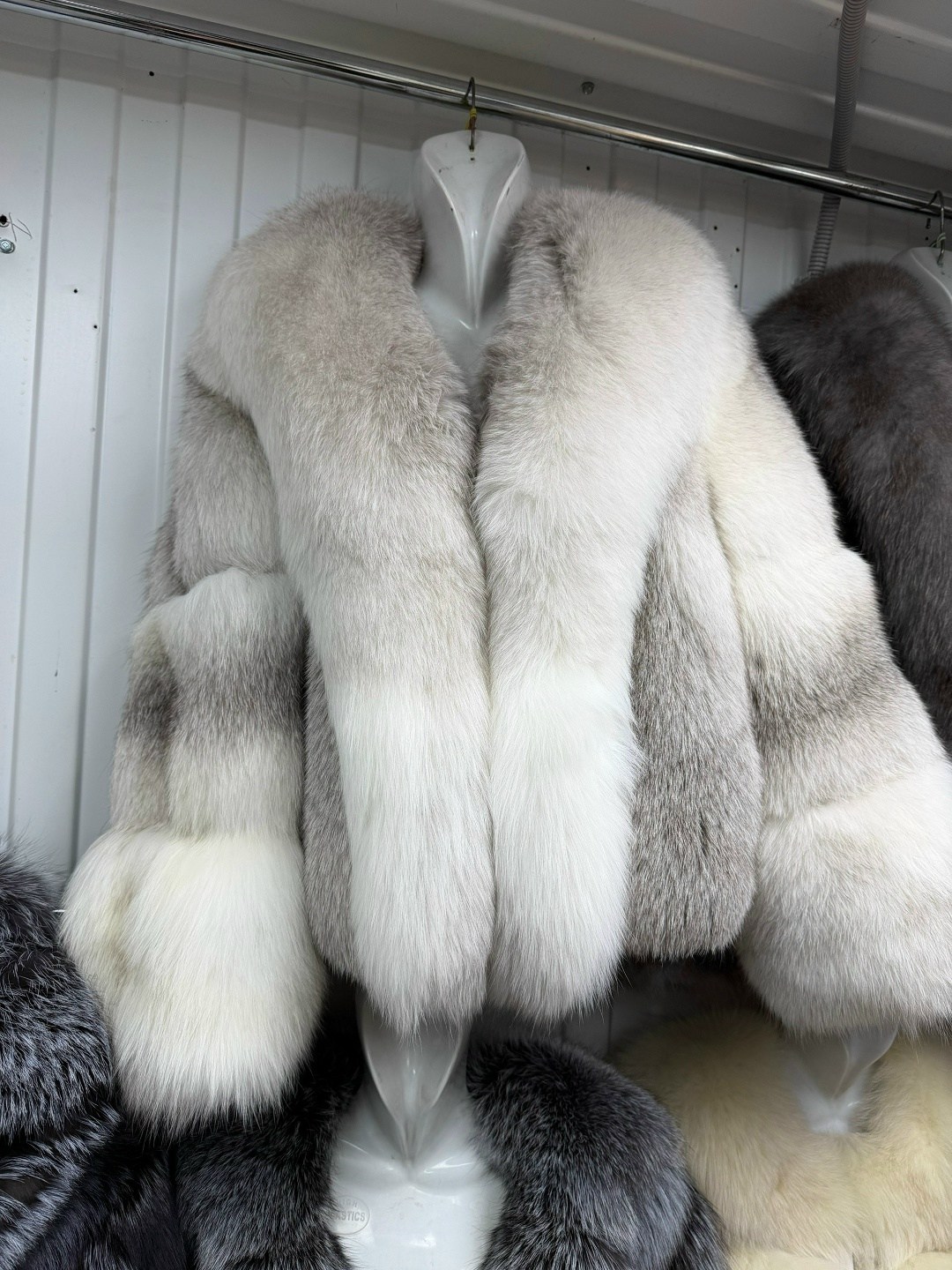 женская шуба из натурального лисьего меха,женская модная шуба из натурального лисьего меха,женская куртка из натурального лисьего меха,женская шуба из лисьего меха,женская шуба furtjy из лисьего меха