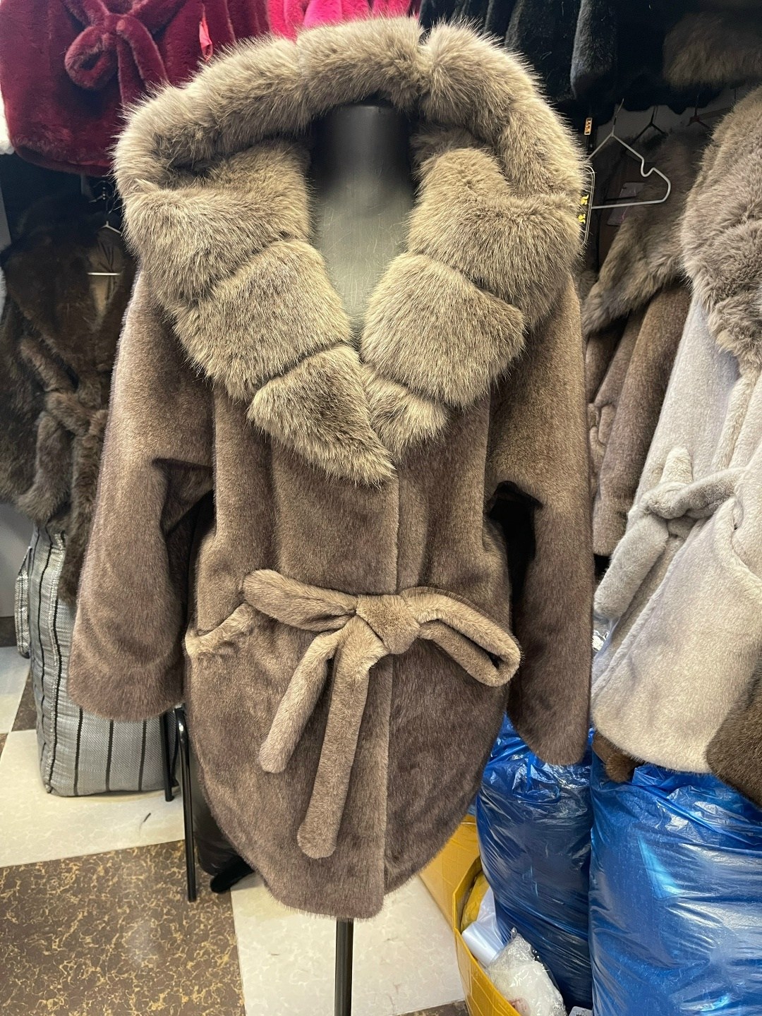 белая норковая шуба с воротником из куницы,белая короткая норковая шуба,белая норковая шуба с капюшоном,стильная норковая шуба с воротником из куницы,женская шуба