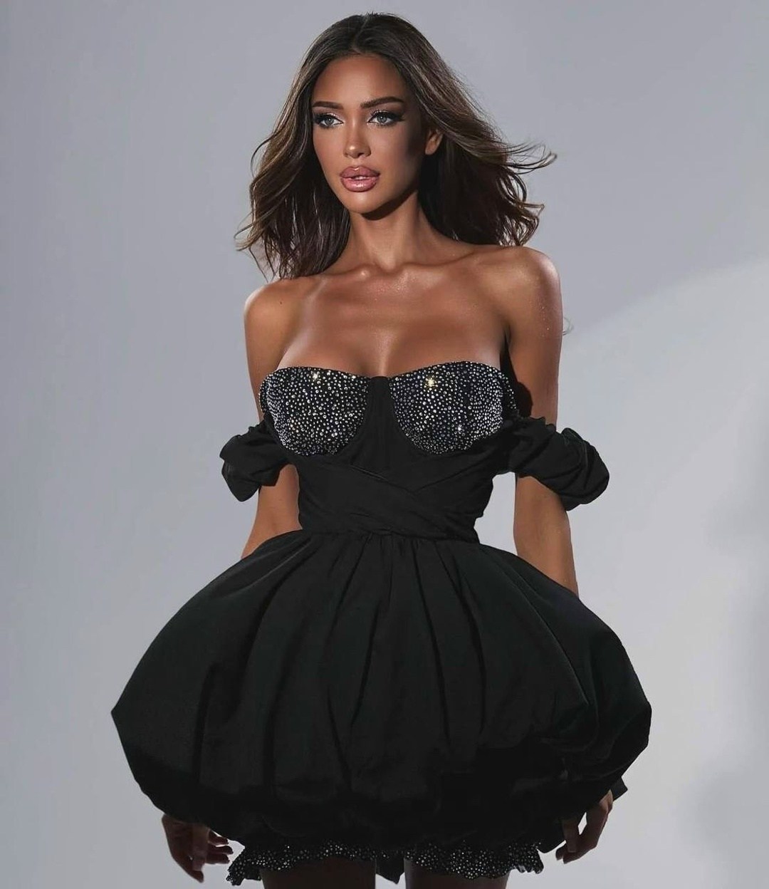 черное мини-платье с открытыми плечами и бриллиантами,коктейльное платье,пышное короткое платье,вечернее платье,платье