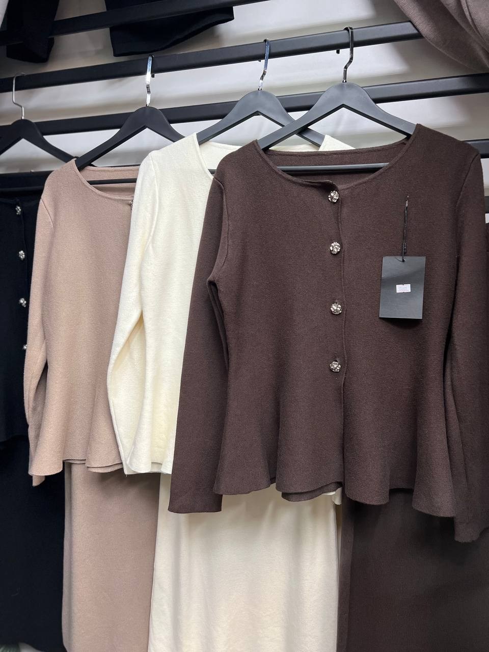 женский костюм с юбкой,элегантный трикотажный костюм с кардиганом и юбкой,трикотажный костюм с юбкой женский,костюм трикотажный с юбкой макси emberens,элегантный трикотажный костюм