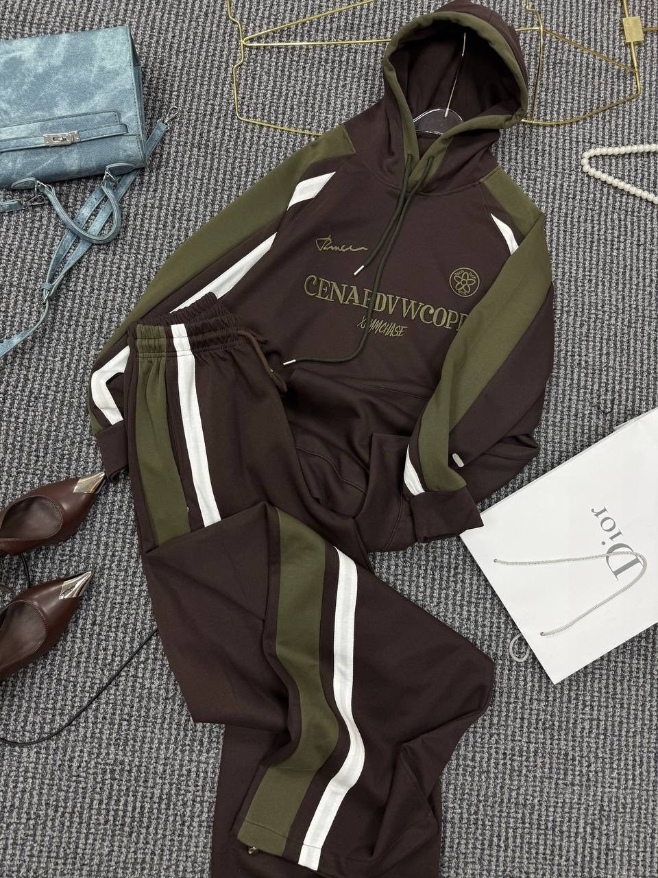 loro piana женский красный костюм,стильные костюмы,костюм спортивный женский,спортивный костюм,спортивный костюм красный