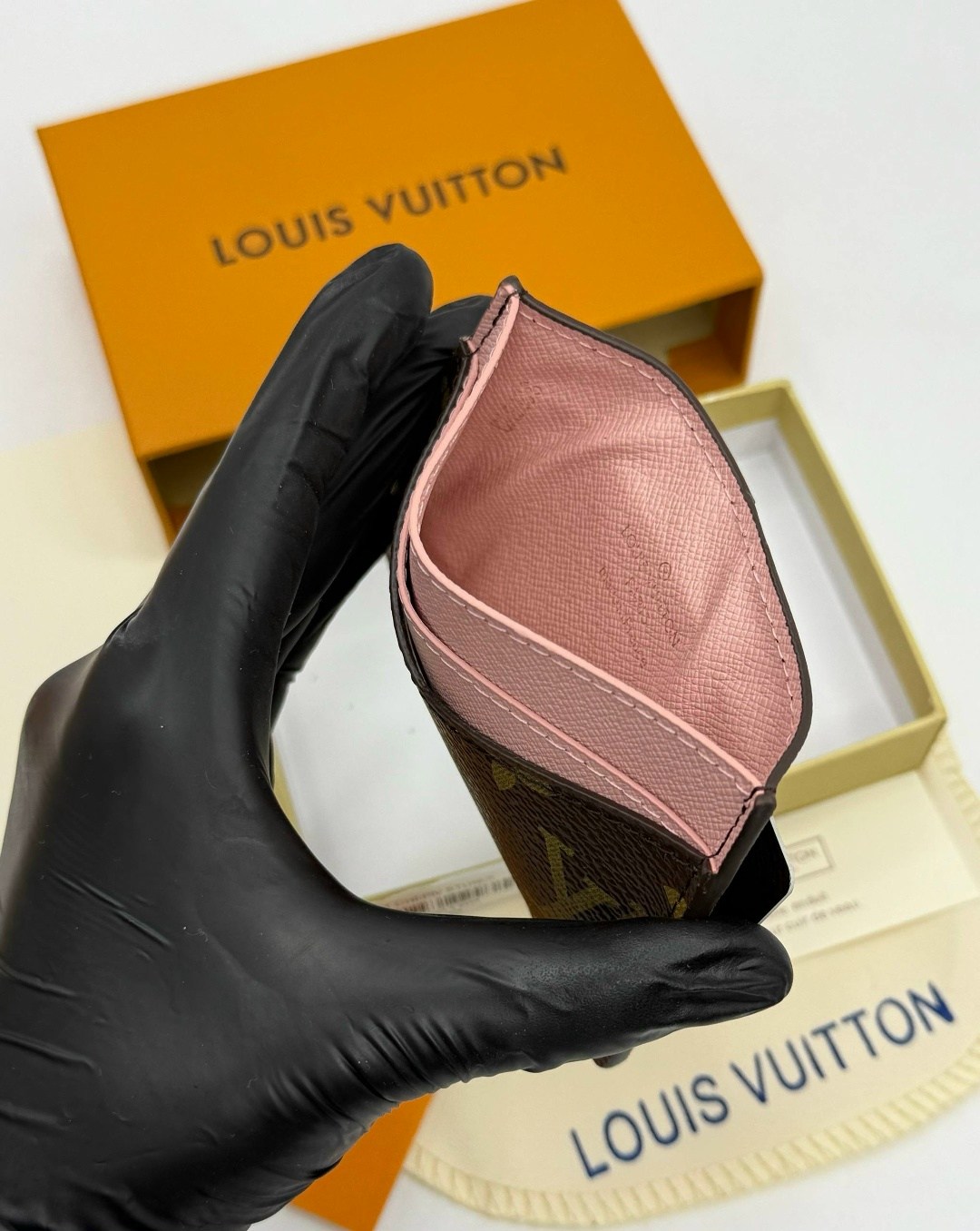 картхолдер louis vuitton,визитница луи виттон мужская,визитница картхолдер louis vuitton,louis vuitton визитница,обложка для паспорта louis vuitton