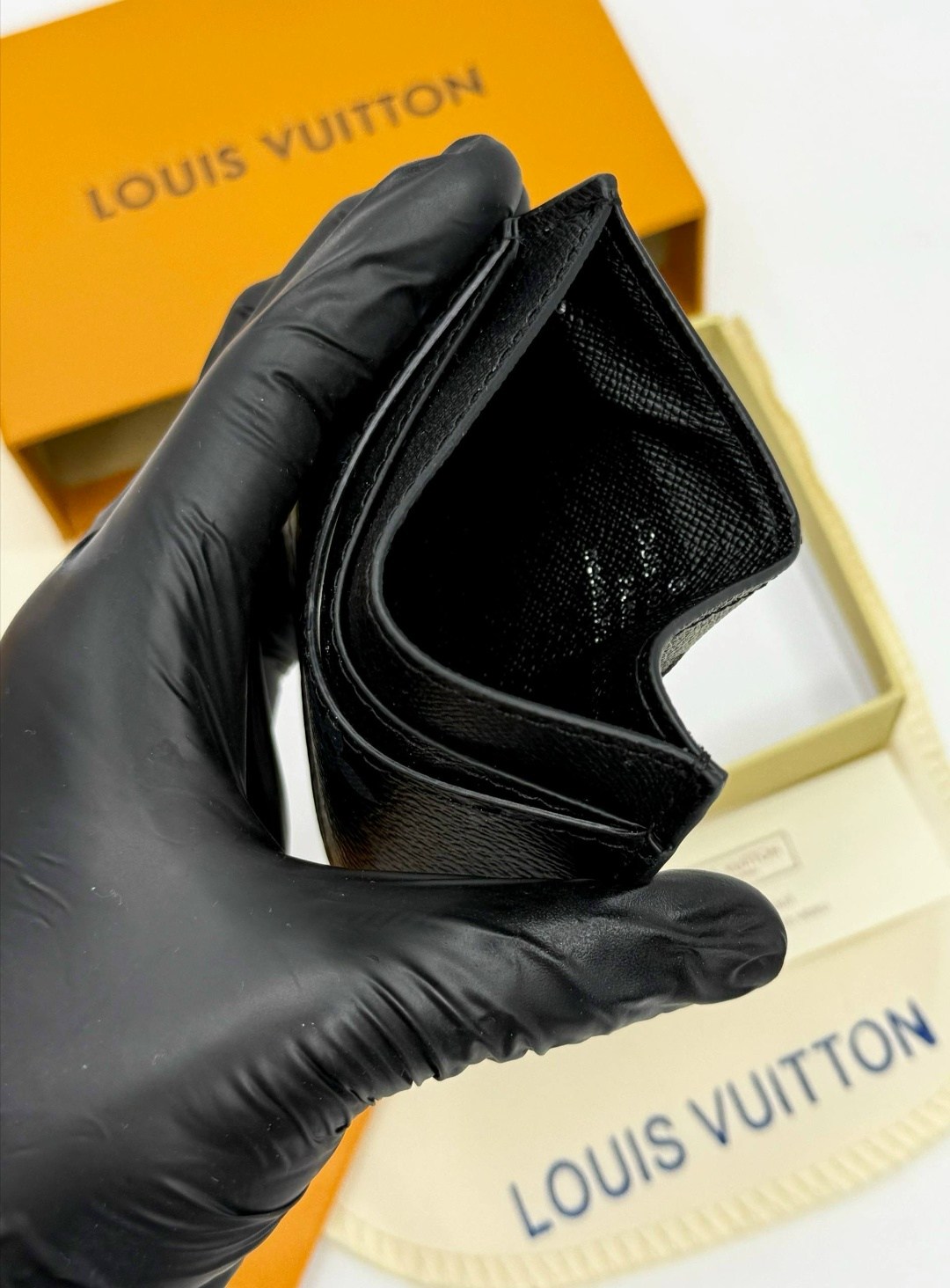 картхолдер louis vuitton,визитница луи виттон мужская,визитница картхолдер louis vuitton,louis vuitton визитница,обложка для паспорта louis vuitton