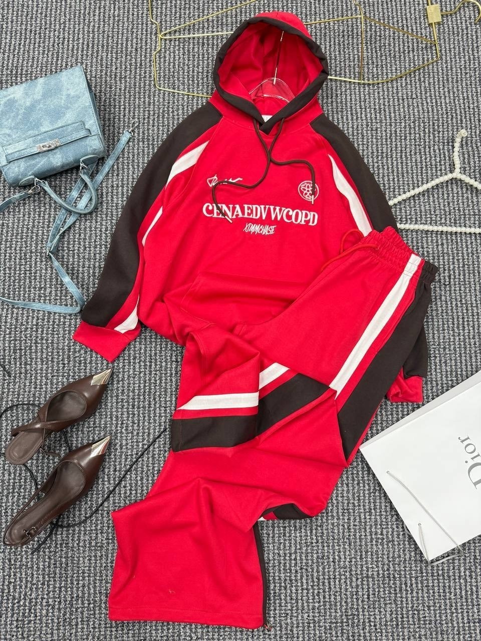 loro piana женский красный костюм,стильные костюмы,костюм спортивный женский,спортивный костюм,спортивный костюм красный