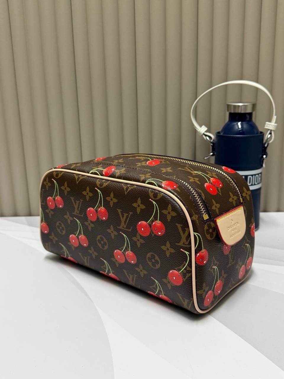 косметичка louis vuitton,походная косметичка луи виттон,луи виттон косметичка,большая косметичка от луи виттон,косметичка луи витон