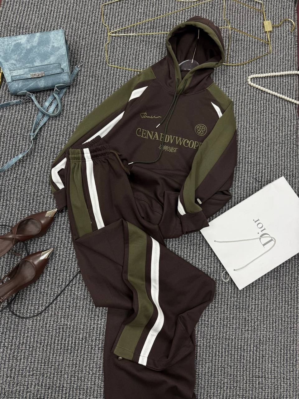 loro piana женский красный костюм,стильные костюмы,костюм спортивный женский,спортивный костюм,спортивный костюм красный