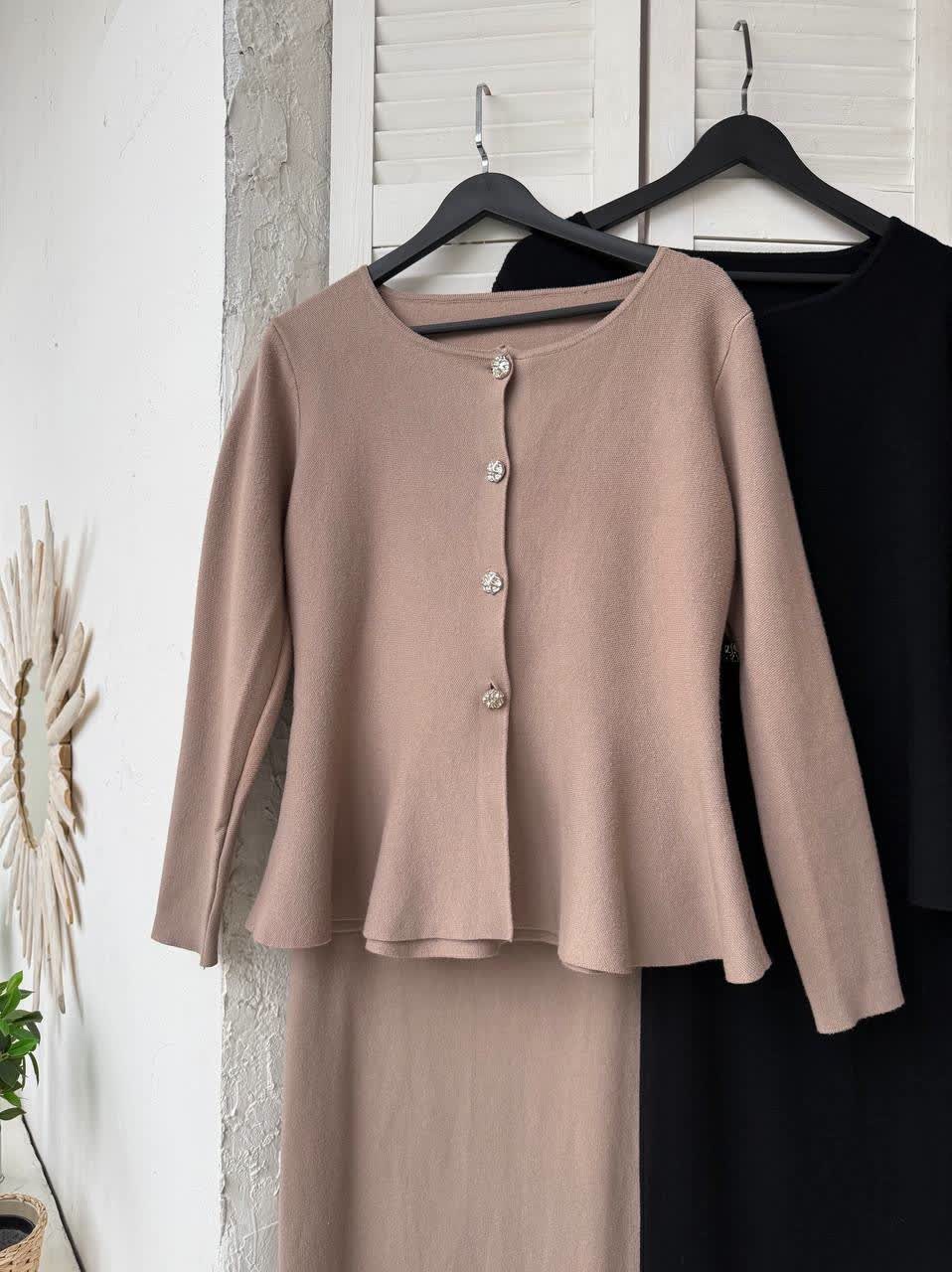 женский костюм с юбкой,элегантный трикотажный костюм с кардиганом и юбкой,трикотажный костюм с юбкой женский,костюм трикотажный с юбкой макси emberens,элегантный трикотажный костюм