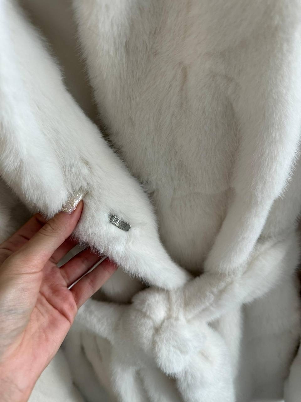 белая норковая шуба,норковая шуба,белая норковая шуба с поясом,женская норковая шуба,белая норковая шуба с капюшоном