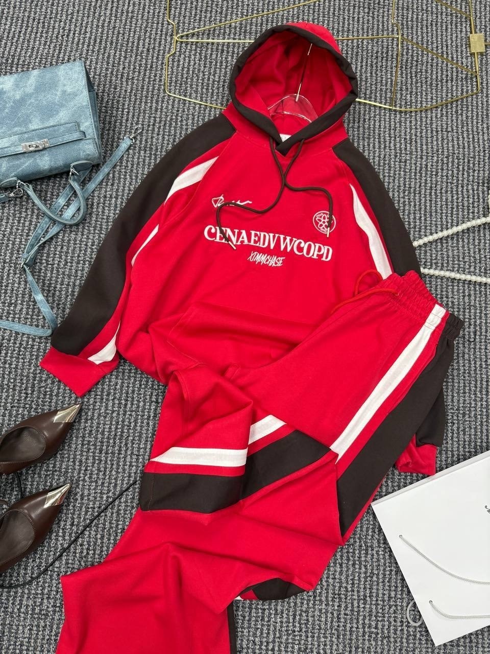 loro piana женский красный костюм,стильные костюмы,костюм спортивный женский,спортивный костюм,спортивный костюм красный