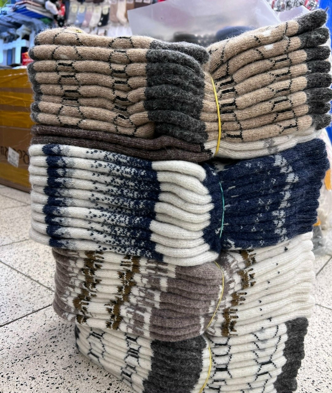 набор шерстяных варежек и носков,шерстяные носки,женские носки шерстяные,варежки и шерстяные носки,много шерстяных носков