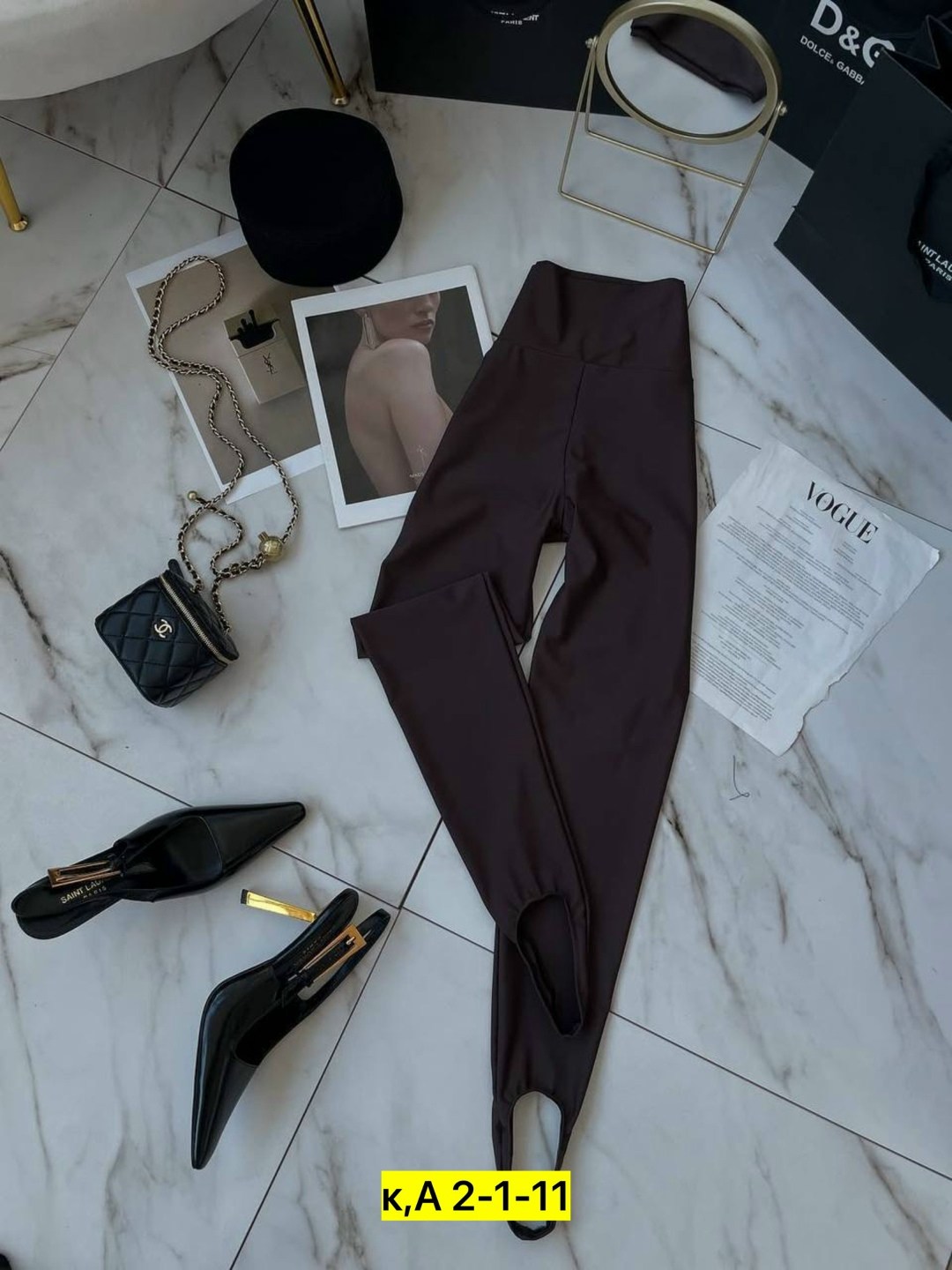 бежевые спортивные леггинсы в рубчик для женщин,бежевые трикотажные леггинсы в рубчик,белые легинсы,легинсы в рубчик,трикотажные легинсы