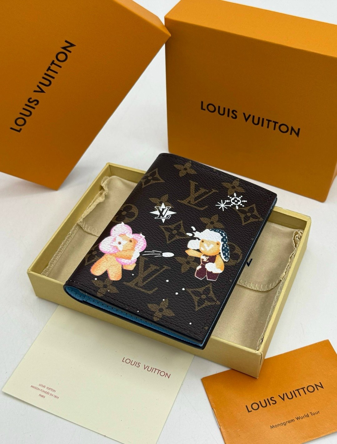 обложка на паспорт louis vuitton,женская обложка на паспорт louis vuitton,кошелек louis vuitton,обложка для документов louis vuitton,louis vuitton wallet & passport cover holder vivienne holiday holly