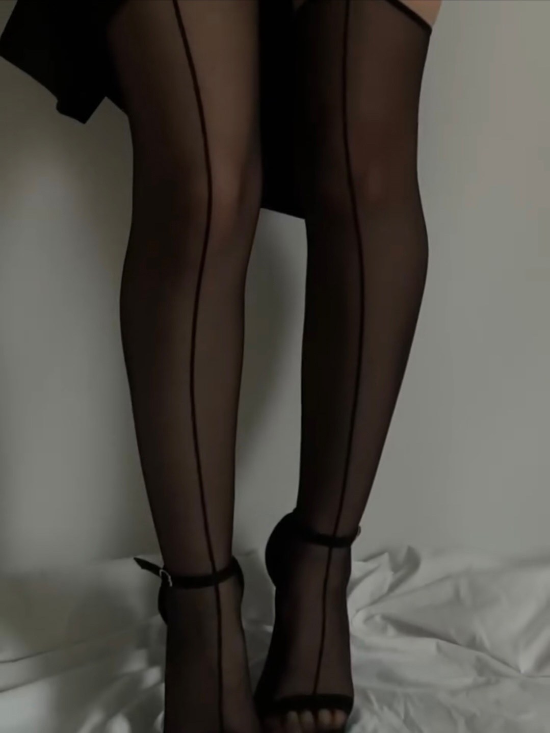 ножки в авто,чулки,девушка с автомобилем,женские ноги в автомобиле,Rolls-Royce Phantom VII