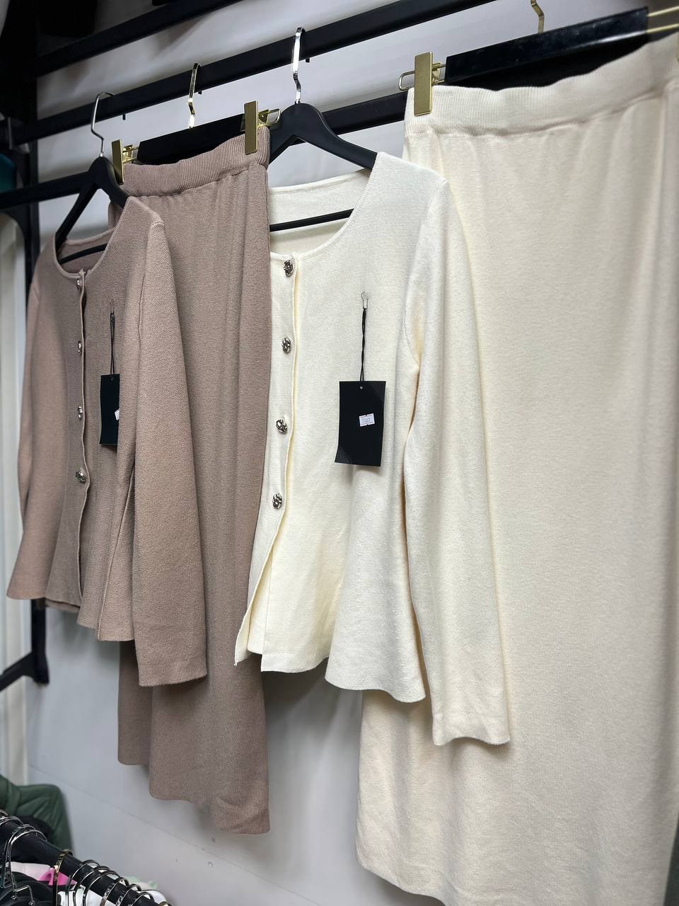 женский костюм с юбкой,элегантный трикотажный костюм с кардиганом и юбкой,трикотажный костюм с юбкой женский,костюм трикотажный с юбкой макси emberens,элегантный трикотажный костюм