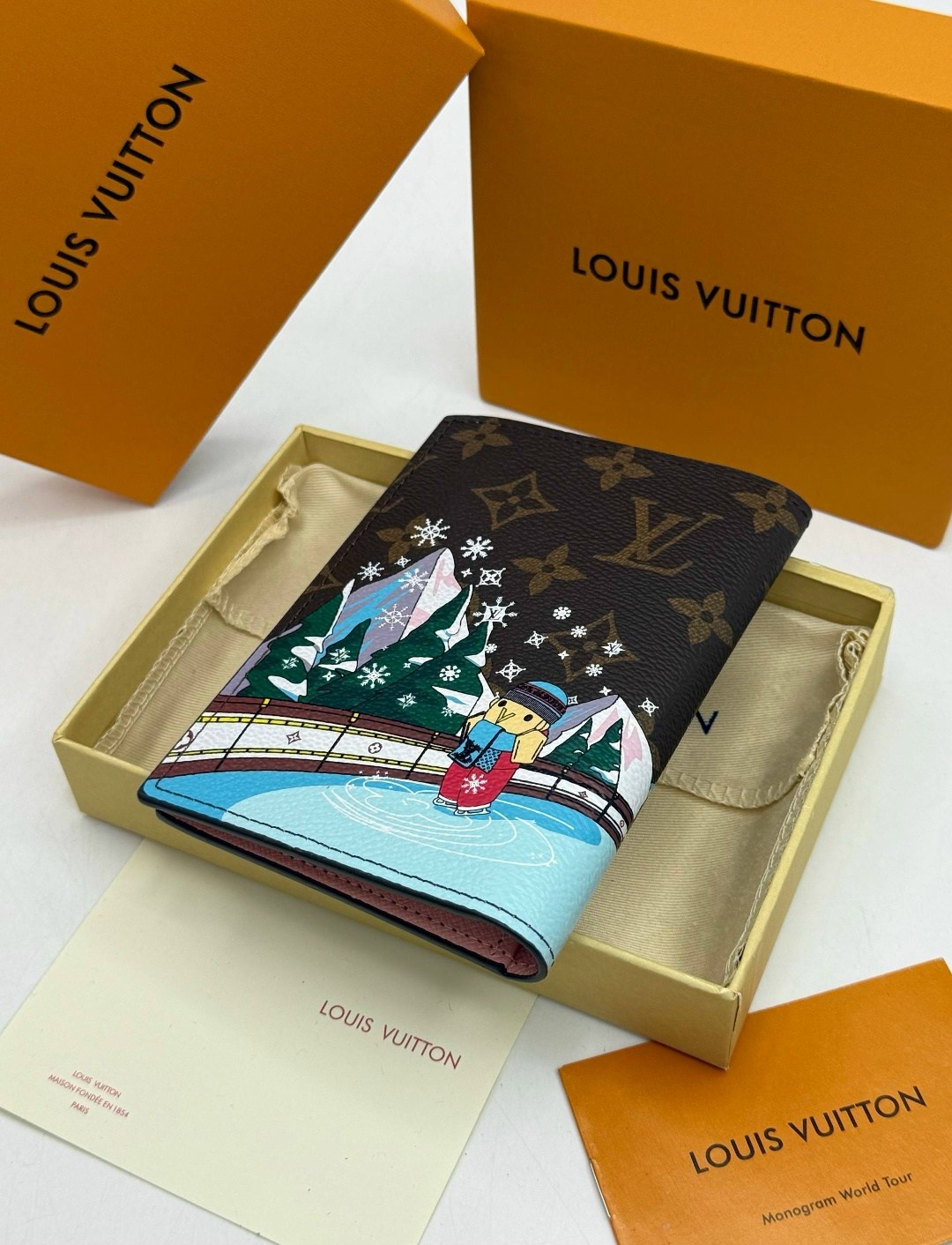 обложка на паспорт louis vuitton,женская обложка на паспорт louis vuitton,кошелек louis vuitton,обложка для документов louis vuitton,louis vuitton wallet & passport cover holder vivienne holiday holly