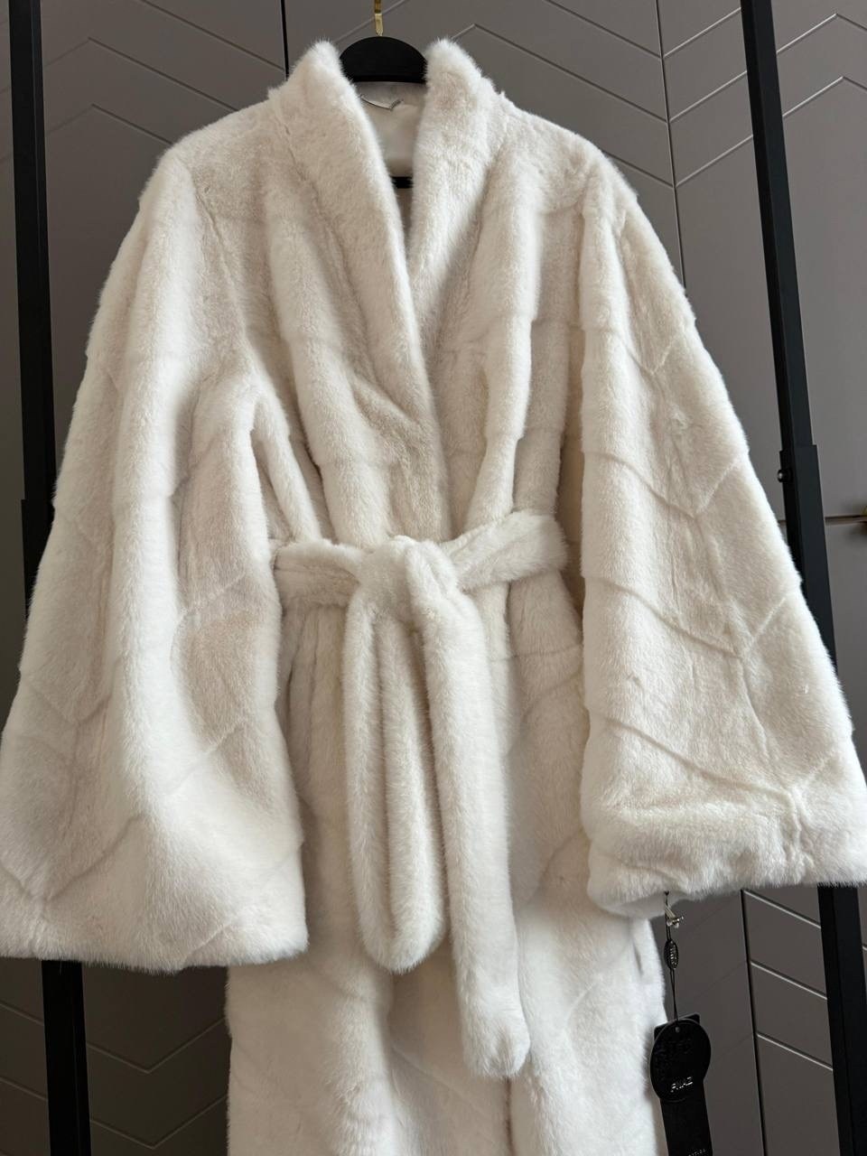 белая норковая шуба,норковая шуба,белая норковая шуба с поясом,женская норковая шуба,белая норковая шуба с капюшоном