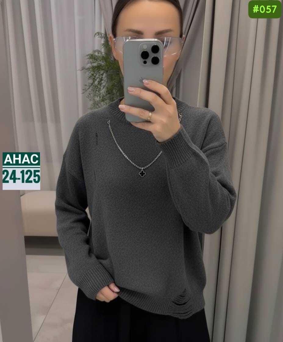 женская кофта,свитер женский,женский джемпер,свитер свободного кроя с рванкой,женская кофта белая