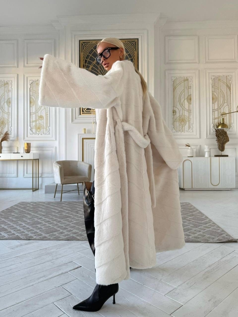 белая норковая шуба,норковая шуба,белая норковая шуба с поясом,женская норковая шуба,белая норковая шуба с капюшоном