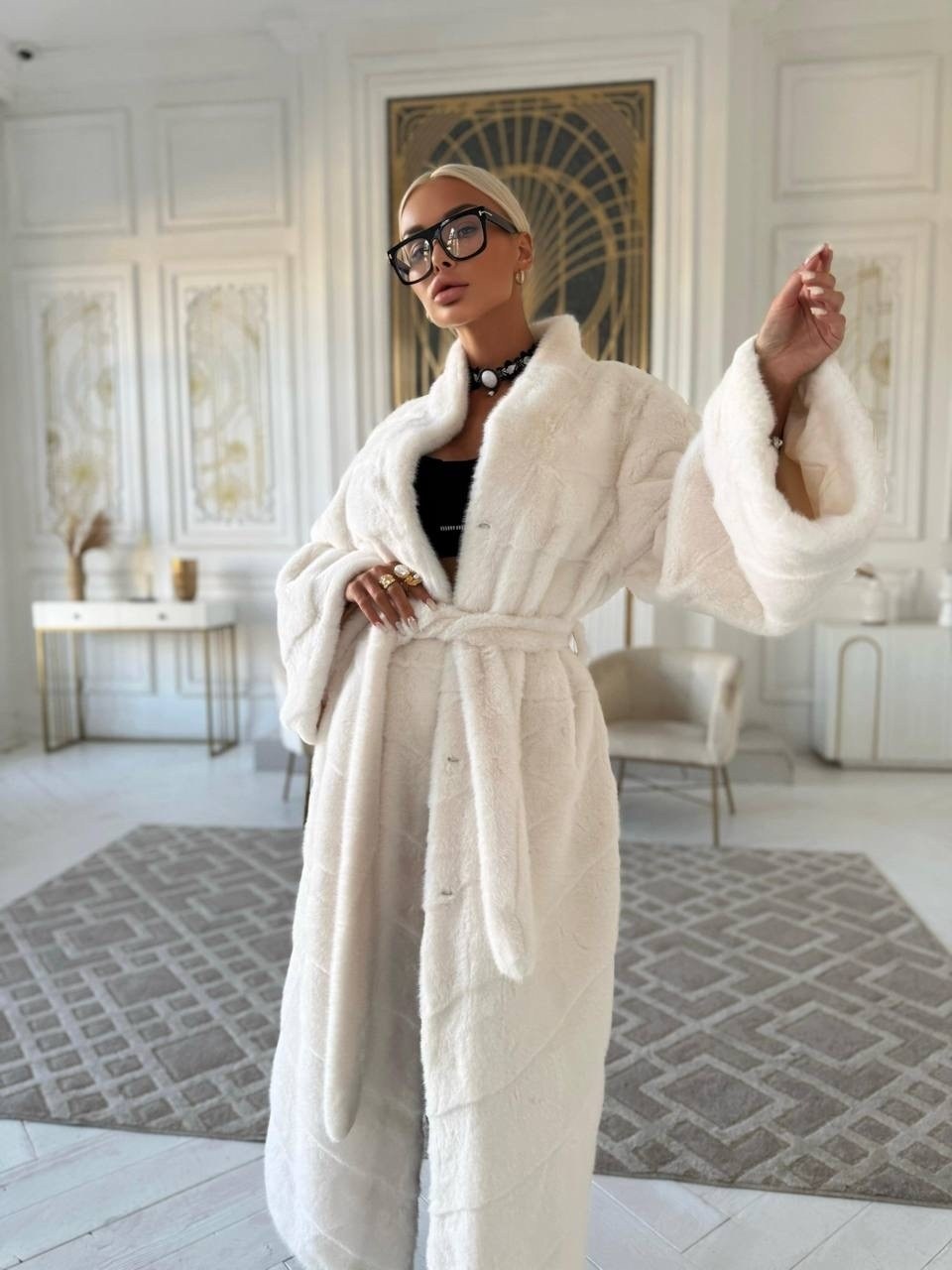 белая норковая шуба,норковая шуба,белая норковая шуба с поясом,женская норковая шуба,белая норковая шуба с капюшоном