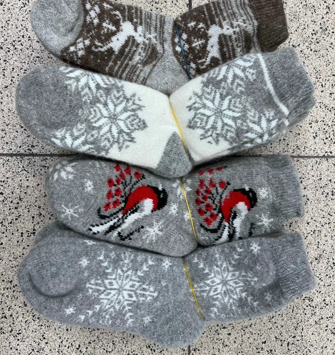 набор шерстяных варежек и носков,шерстяные носки,женские носки шерстяные,варежки и шерстяные носки,много шерстяных носков