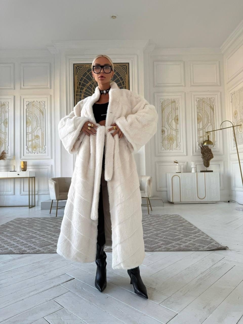 белая норковая шуба,норковая шуба,белая норковая шуба с поясом,женская норковая шуба,белая норковая шуба с капюшоном