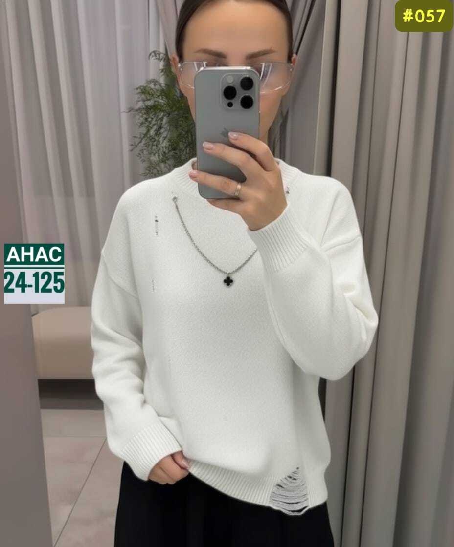 женская кофта,свитер женский,женский джемпер,свитер свободного кроя с рванкой,женская кофта белая