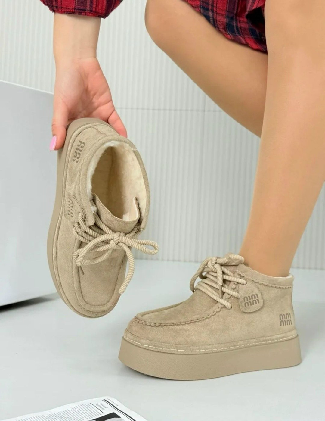 ,зимняя женская ,замшевые женские ботинки с мехом prada коричневые,замшевые женские ботинки с мехом prada бежевые,женские бежевые замшевые ботинки из овчины на шнуровке