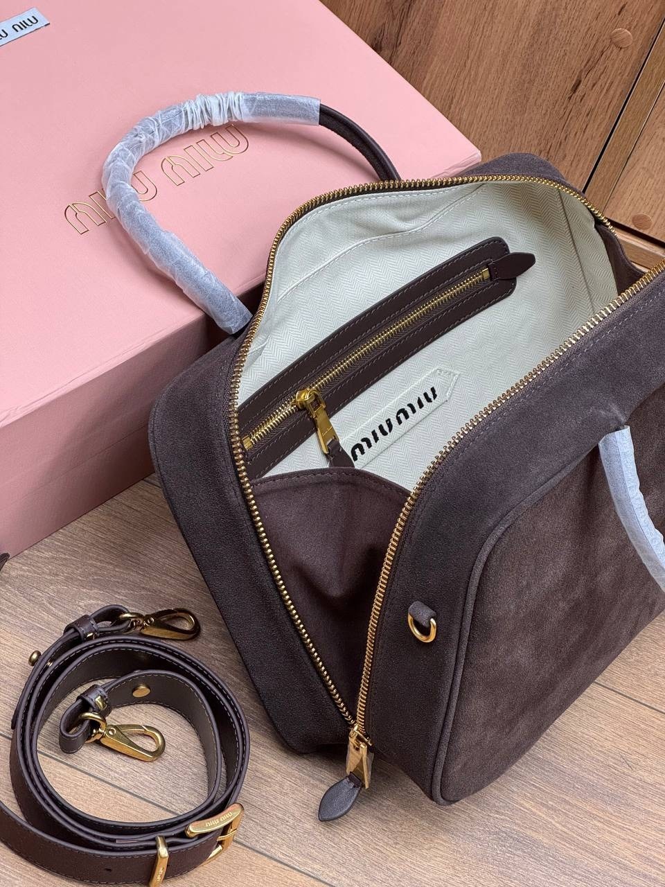 сумка в образе miu miu замша 30 х 20 х 12 см,сумка miu miu,miu miu замшевая сумка premium 34x22x10 см,сумка женская miu miu,сумка miu miu замшевая коричневая